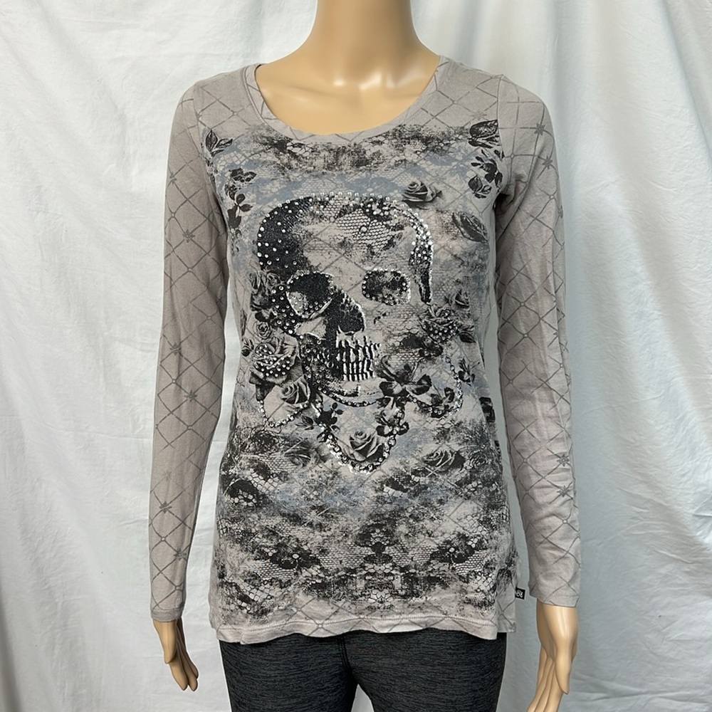 Women’s XS long sleeve T-shirt from Rock & Republic with rhinestones skull